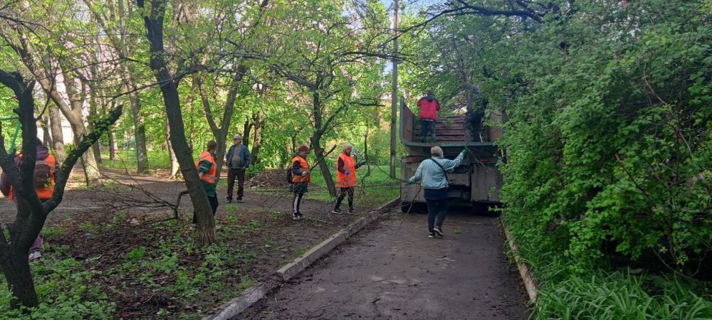 Сергей Колягин: Сотрудники муниципальных унитарных предприятий Комбинат коммунальных услуг и Жилищно-эксплуатационная контора продолжают выполнять мероприятия по наведению порядка на придомовых территориях многоквартирных жилых домов