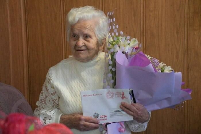 Президент России Владимир Путин поздравил с 99-летием ветерана Великой Отечественной войны, жительницу Первомайска Надежду Корнееву