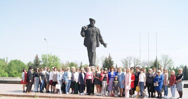 Профсоюзные активисты в Первомай возложили цветы к памятнику Алексею Стаханову