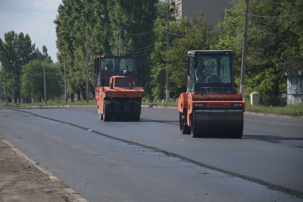 Сергей Колягин: Сегодня сотрудники ООО «Дорстройинвест» приступили к укладке второго слоя асфальтобетона на участке дороги по улице Ленина