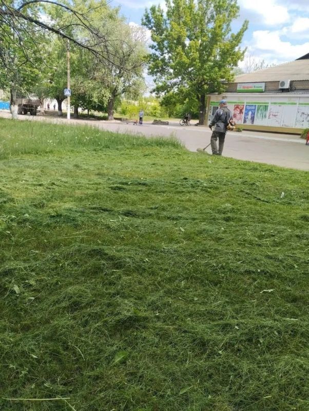 В Ирмино коммунальщики приступила к выкашиванию газонов