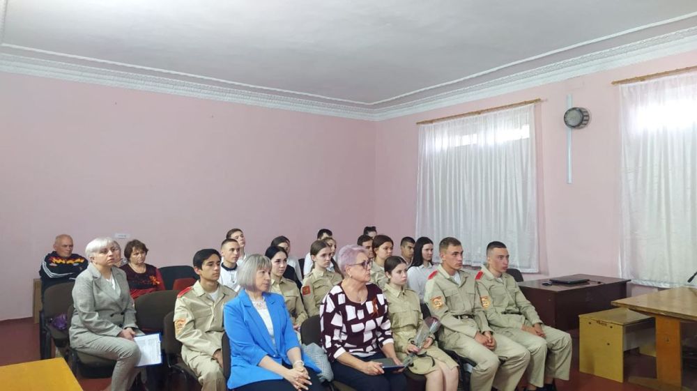 Сотрудники Славяносербской центральной библиотеки провели презентацию книги «Парни как все»