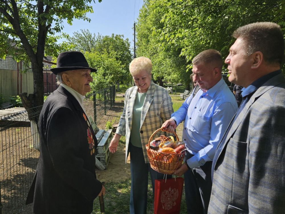 Ольга Бас: В преддверии «праздника со слезами на глазах» вместе с представителями Станично-Луганской администрации навестила ветеранов Великой Отечественной войны, передала гостинцы