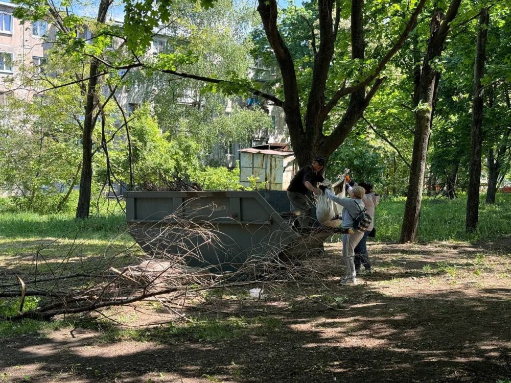Сергей Колягин: Сегодня трудовые коллективы подведомственных администрации учреждений и предприятий, а также учреждений образования и социальной сферы продолжили уборку закрепленных территорий в парке имени Н.А