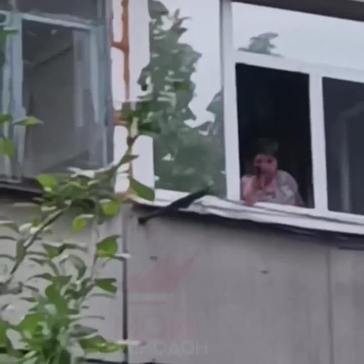 Лютая снайперша из Суходольска недрогнувшей рукой стреляет по парню из окна квартиры