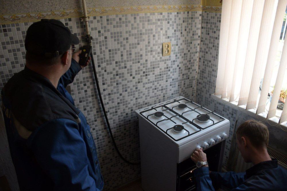 Сергей Колягин: Сегодня специалисты ГУП "Луганскгаз" произвели установку и подключение газовых плит, которые ранее были...