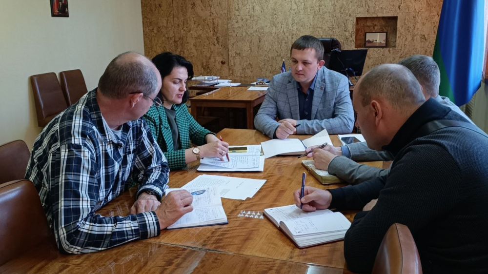 Евгений Морозов: Перед достаточно продолжительными выходными провел рабочее совещание с участием представителей МУП «Комсервис» и УЖКХ по вопросу уборки и благоустройства территории города в эти дни