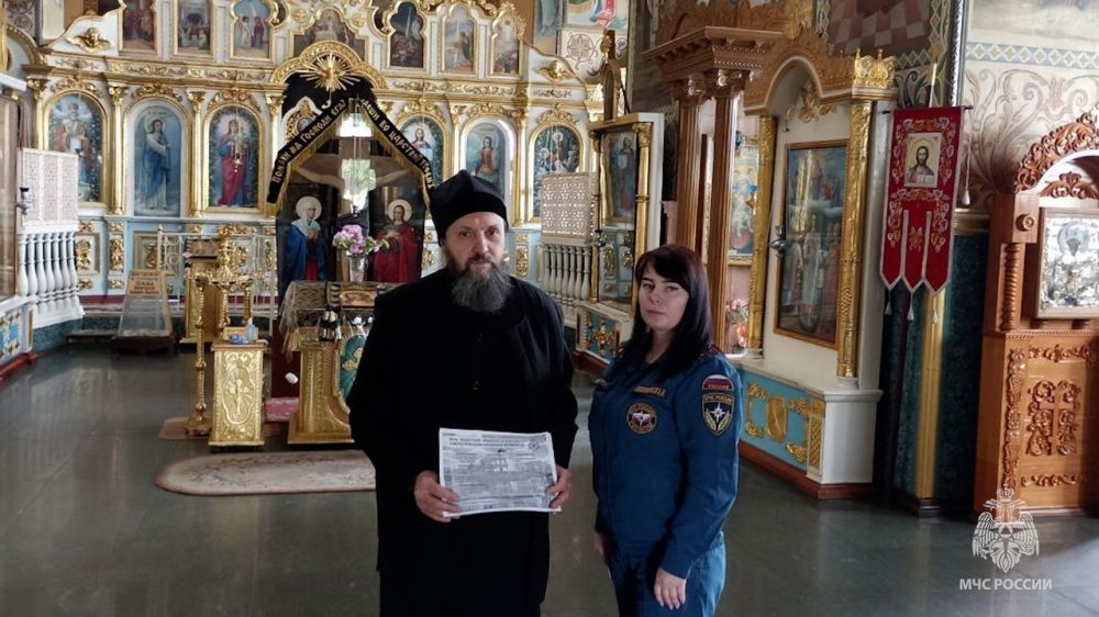 В преддверии Пасхи спасатели Красного Луча проверили пожарную безопасность в храма