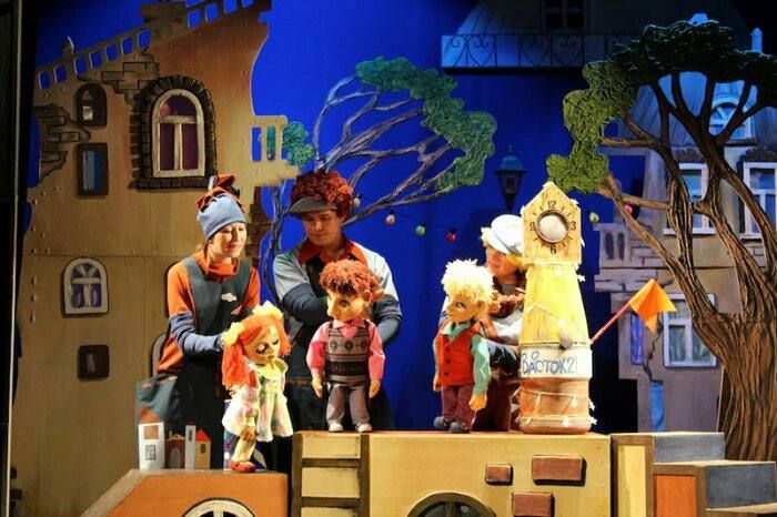 Алтайский театр кукол "Сказка" 16 мая представит в Луганске спектакли "Три поросенка" и "Денискины рассказы"