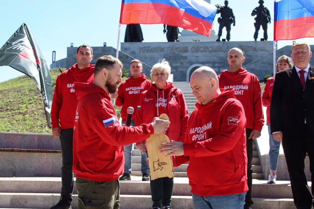 Вечный огонь из Москвы горит в Луганске