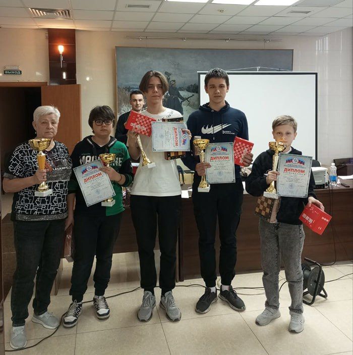 Антрацитовские шахматисты приняли участие в кубке «Молодой Гвардии» по быстрым шахматам, приуроченный ко Дню Победы, который состоялся в ордена дружбы народов музее «Молодая гвардия» г. раснодон
