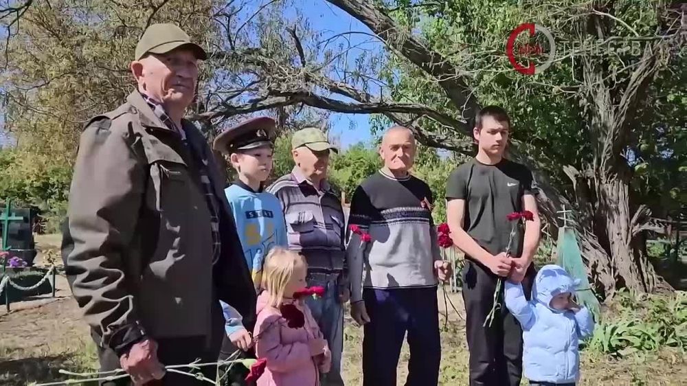 9 Станица Луганская. Частицу Вечного огня из Александровского сада зажгли на памятнике героям Великой Отечественной войны в селе Михайловка Станично-Луганского района