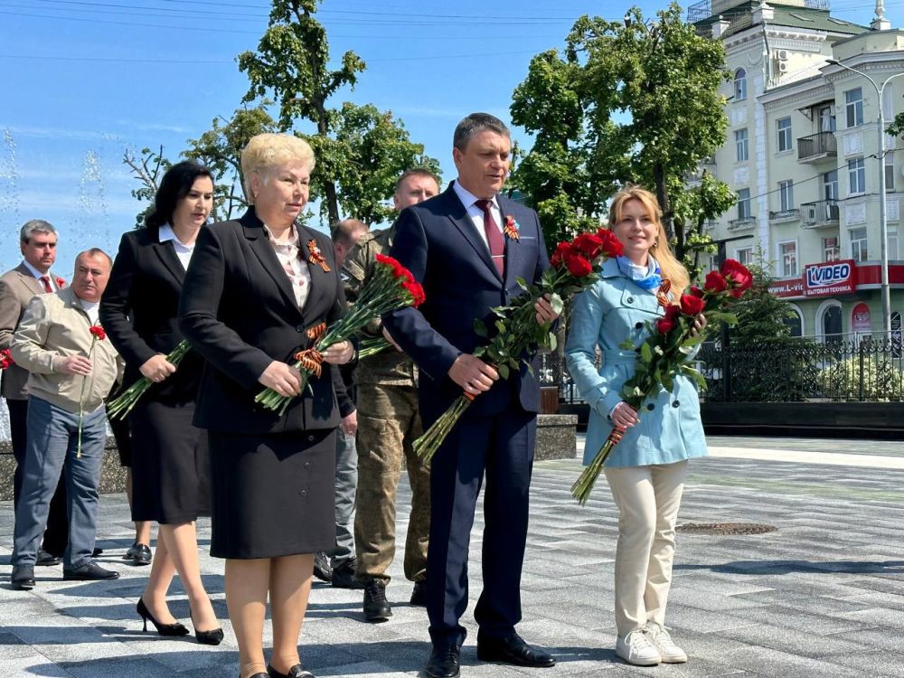 Дарья Лантратова: С Главой Республики Леонидом Пасечником, коллегой сенатором Ольгой Бас, председателем Народного Совета Денисом Мирошниченко возложили цветы к памятникам «Журавли» и Героям Великой Отечественной войны в Луганске