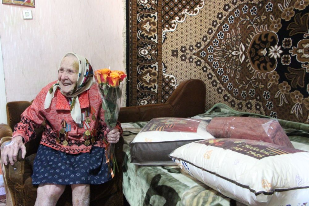 Олег Савченко: Поздравил с Днем Победы единственную участницу Великой Отечественной войны Чеузову Анну Савельевну, которая проживает в Меловском муниципальном округе