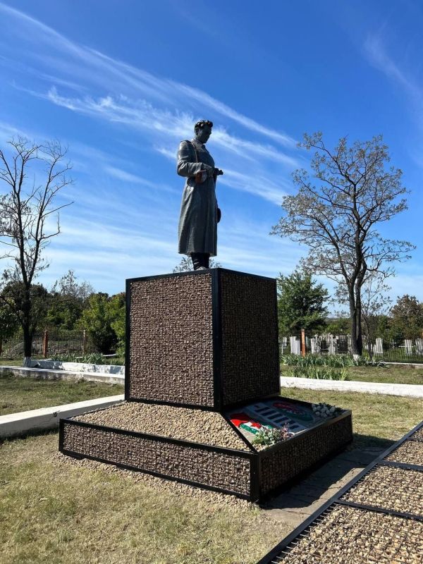 Сергей Колягин: Жители поселка городского типа Калиново возложили цветы к памятнику погибшим советским воинам на Кургане славы, который был восстановлен к 79-й годовщине Великой Победы силами подрядных организаций из Калужской области