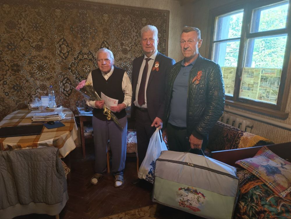 Сергей Козенко: Прославляя Победный май и героев всех времен и поколений, с глубоким уважением поздравил с Днём Победы настоящего героя – почётного гражданина города Краснодона Яночкина Максима Максимовича