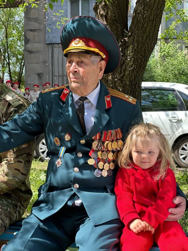 Дарья Лантратова: . Одна из самых трогательных традиций в День Победы — парад под окнами наших дорогих ветеранов