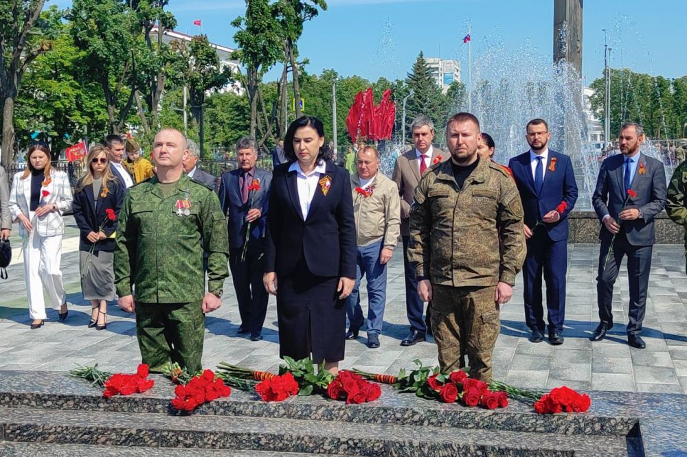 Денис Мирошниченко и депутаты НС ЛНР возложили цветы к Пилону Славы и Могиле Неизвестного Солдата