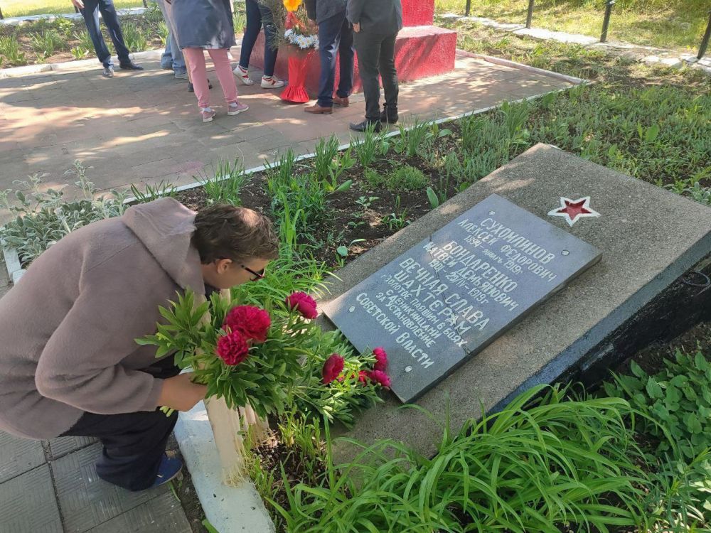 Сергей Колягин: Сегодня по всей территории городского округа жители несут венки и цветы к мемориалам, памятникам и братским могилам, где захоронены советские воины, погибшие при обороне и освобождении наших населенных пунктов