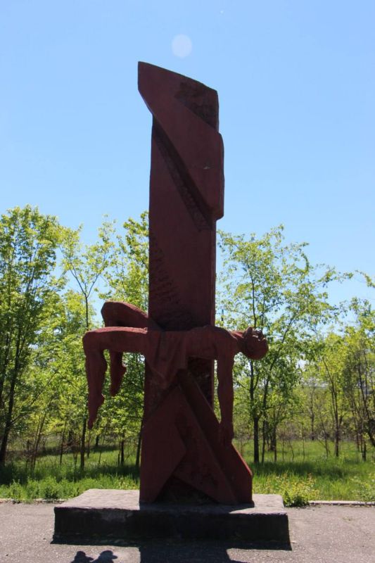 Олег Савченко: Вчера, будучи в Диброво, совместно с военкомом и ребятами из Юнармии и Движения Первых, возложили цветы к Памятным знакам, установленным воинам-Героям и жертвам фашистского концлагеря 1942-1943 гг