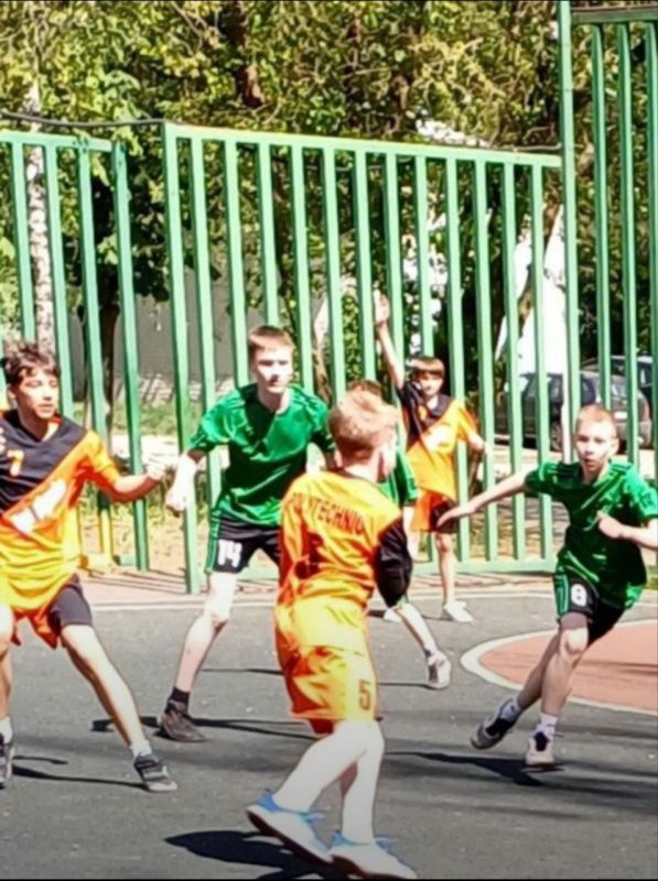 Евгений Морозов: Наши -лучшие!. Команды юношей и девушек Брянковской спортивной школы приняли участие открытом первенстве города Харцызска по гандболу, посвященном празднованию Дня Победы и памяти героев СВО