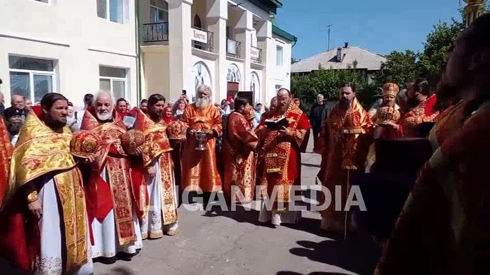 Поклонный крест установлен в Брянке на территории Свято-Николаевского храма при поддержке побратимов – Брянской области