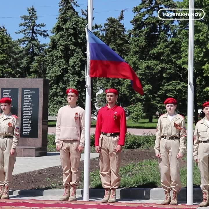 По случаю 10-ой годовщины образования республики состоялась церемония поднятия Государственного флага Луганской Народной Республики