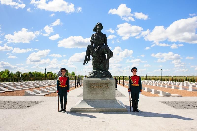 Представители власти и жители Луганска в День Луганской Народной Республики возложили цветы к мемориальному комплексу «Незаживающая рана Донбасса»