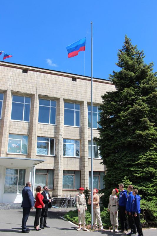В годовщину Дня Луганской Народной Республики в пгт Меловое состоялась торжественная церемония поднятия Флага ЛНР