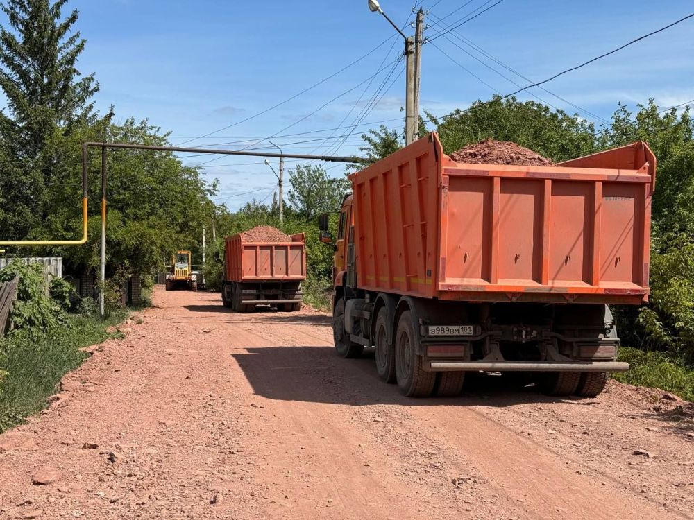 Сергей Колягин: Еще одним направлением работы сотрудников Муниципального унитарного предприятия «Комбинат коммунальных услуг города Первомайска» на сегодня стало продолжение отсыпки проблемного участка дороги от улицы Писарева до улицы Гагарина