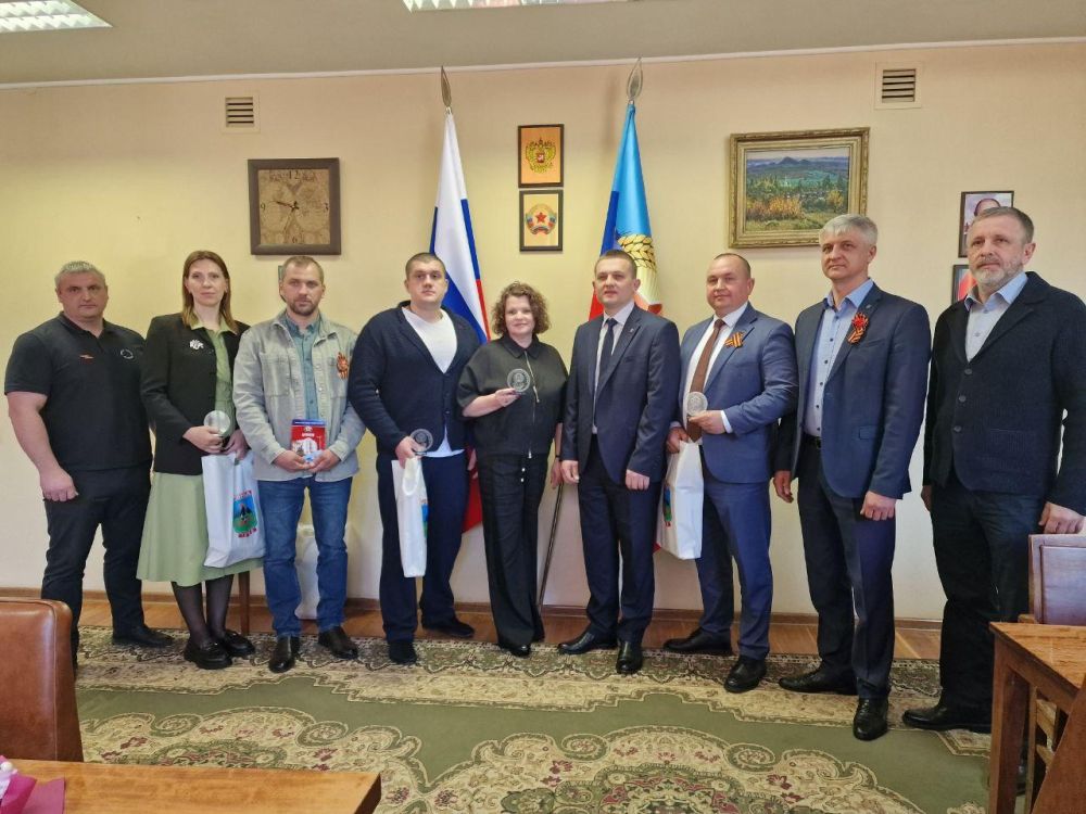Евгений Морозов передал брянскому губернатору Памятный знак «За заслуги перед Брянкой»