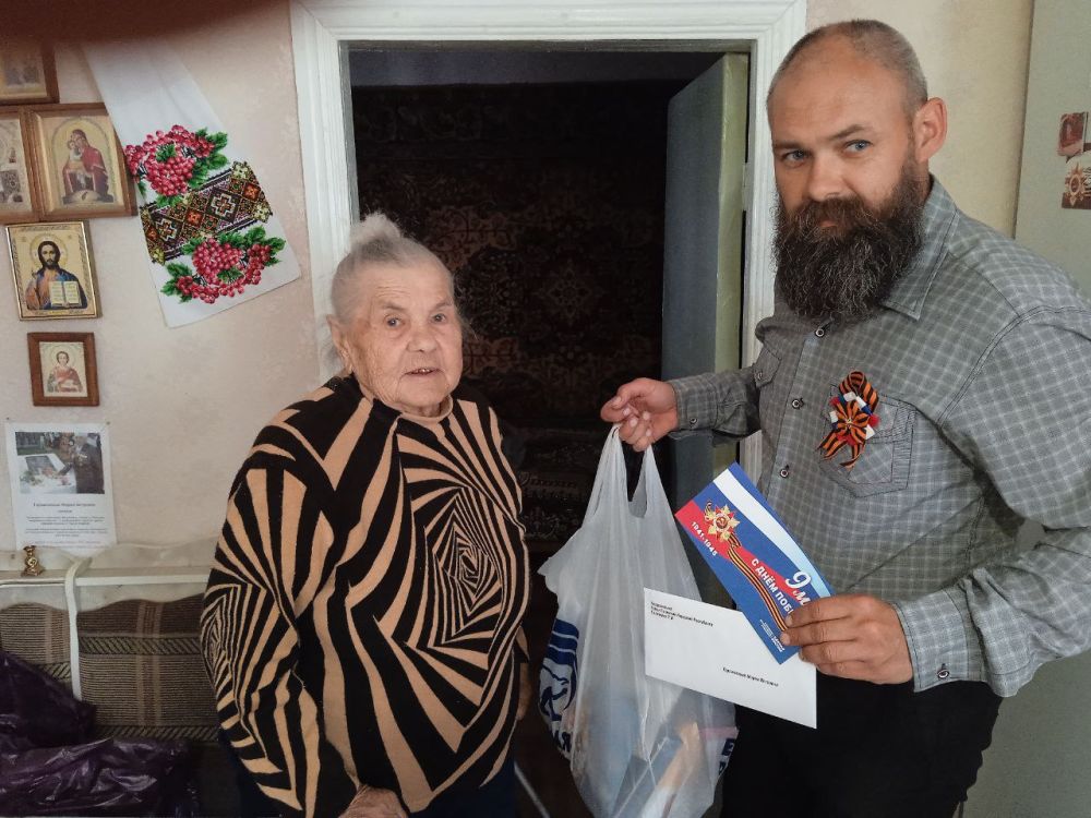 Подарок ветерану.. В рамках Всероссийской акции «Подарки ветерану», активисты Сватовского местного отделения партии «ЕДИНАЯ РОССИЯ» вручили подарки ветеранам от Секретаря Луганского реготделения «ЕДИНАЯ РОССИЯ» Дениса Мирошниченко