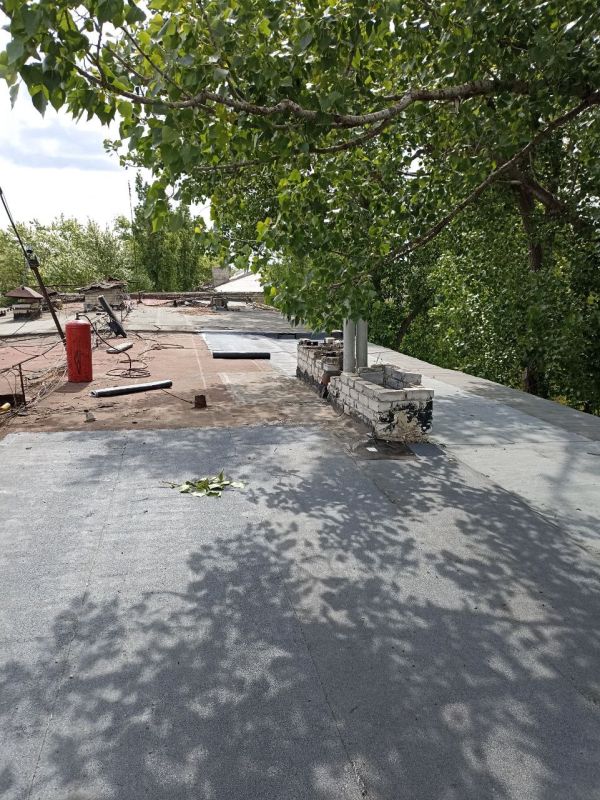 Комфорт жителей многоэтажных домов во многом определяется состоянием коммуникаций и кровли в них