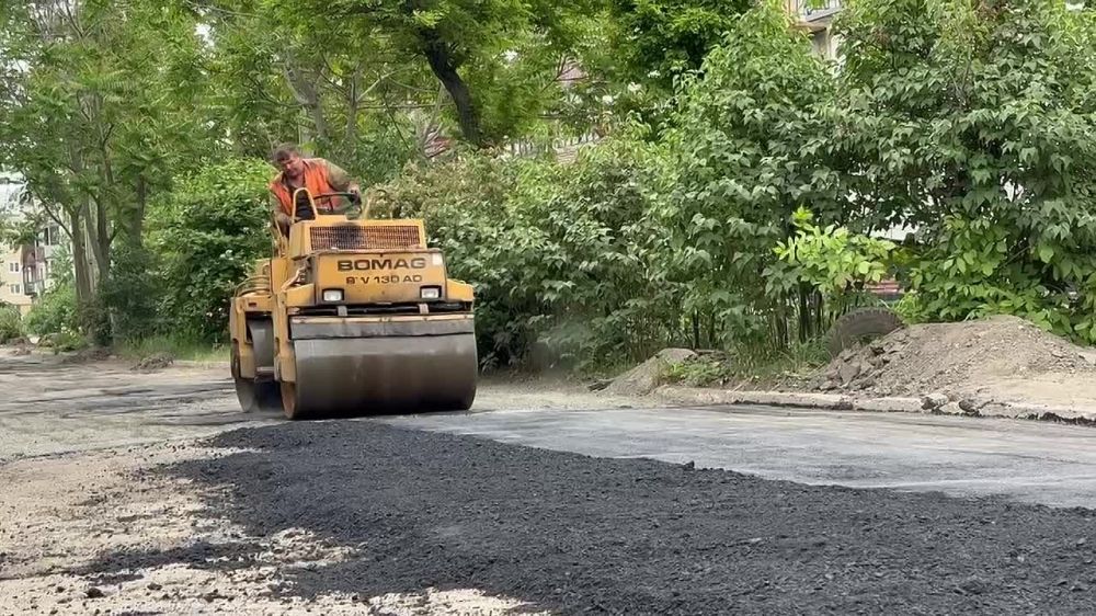 Сергей Колягин: Сотрудники Муниципального унитарного предприятия "Комбинат коммунальных услуг города Первомайска" продолжили работы по ямочному ремонту дороги по улице Харьковская