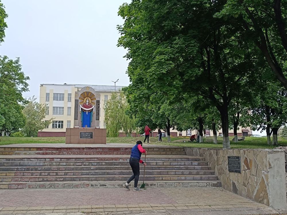 Евгений Морозов: Пока в Брянке проходило плановое отключение электроэнергии, сотрудники Администрации решили не терять времени зря и вышли на очередной субботник в центральной части города