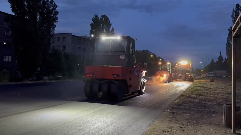 Сергей Колягин: Сегодня сотрудники ООО «Дорстройинвест» продолжили укладку второго слоя асфальтобетона на участке дороги по улице Ленина