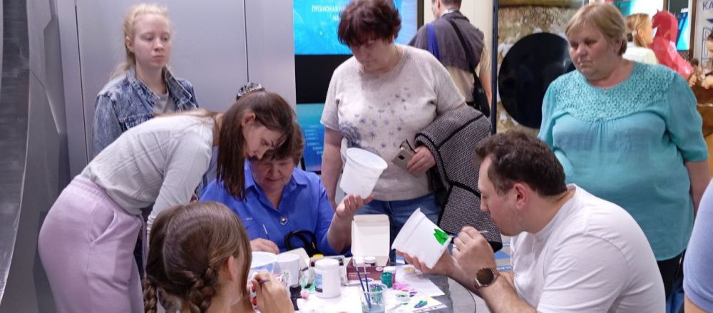 Евгений Морозов: Брянка.Москва.ВДНХ.. Именно в эти выходные такое сочетание особенно актуально! На протяжении двух дней педагоги брянковской ДШИ-2 Елена Горкуненко и Оксана Беспалова проводят мастер - классы для всех желающих прямо на ВДНХ