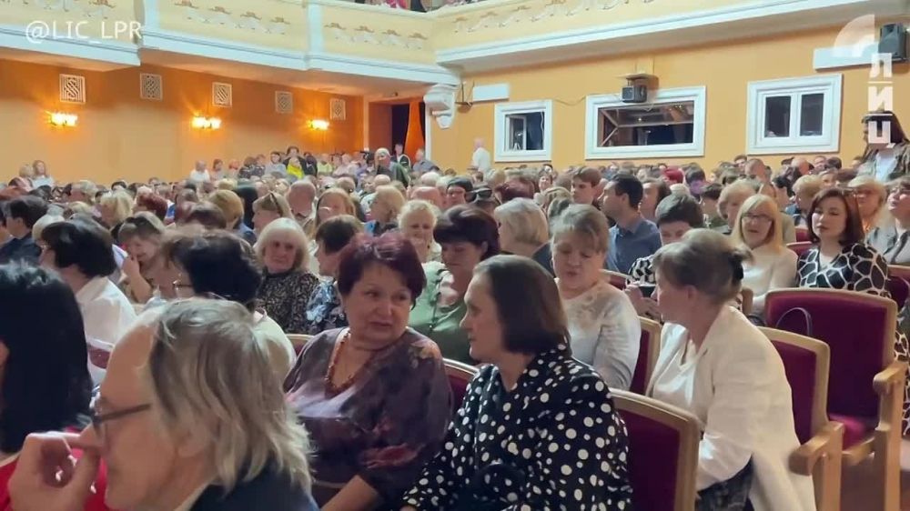 Артисты Московского патриотического театра "Варяги" представили в Луганске музыкальный спектакль "Трудно быть богом" по мотивам одноименного романа братьев Стругацких