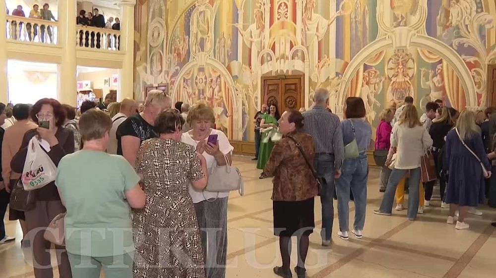 В Луганске артисты московского театра «Варяги» представили спектакль «Трудно быть Богом» по мотивам романа Аркадия и Бориса Стругацки