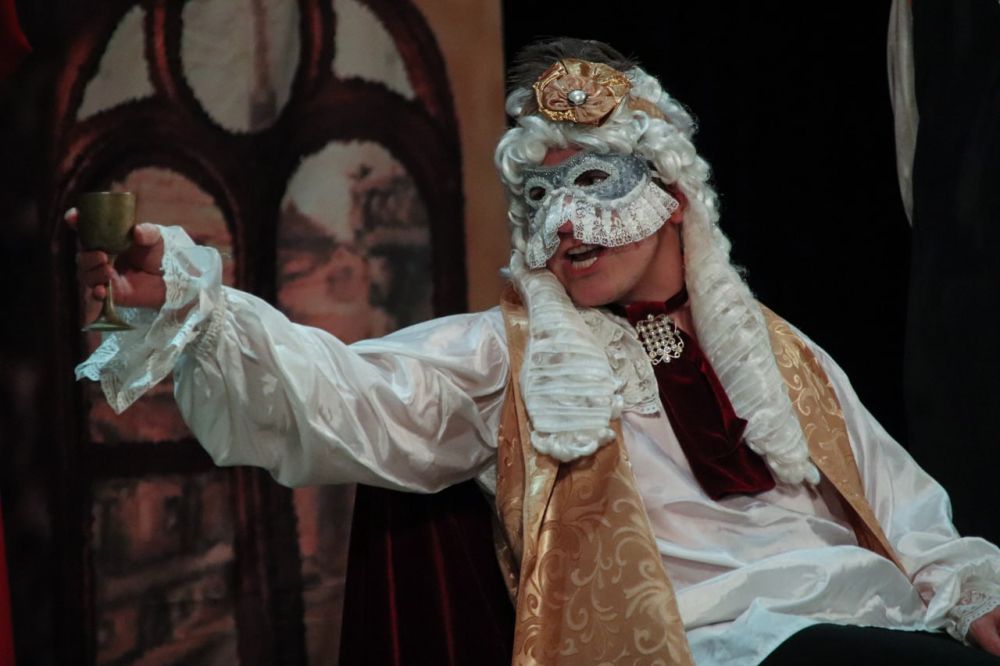 Московский Патриотический театр «Варяги» представил спектакль «Трудно быть богом» по мотивам одноименного романа Аркадия и Бориса Стругацких на сцене Луганского академического музыкально-драматического театра имени Михаила Голубовича