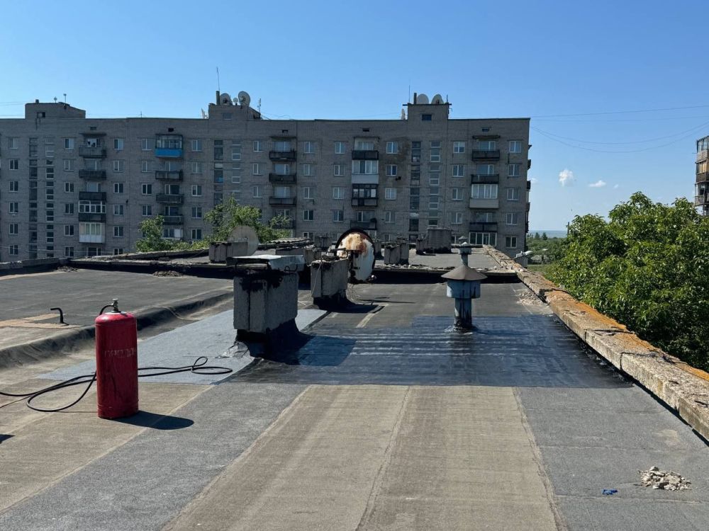 Сергей Колягин: На этой неделе сотрудники МУП «Жилищно-эксплуатационная контора города Первомайска» продолжают выполнять текущий ремонт кровель многоквартирных жилых домов в городе Первомайске