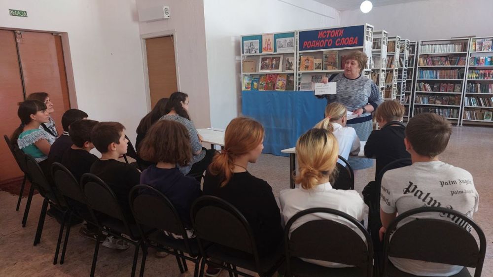 В Кировской центральной городской библиотеке состоялась познавательная беседа «Истоки родного слова», приуроченная Дню славянской письменности и культуры, который ежегодно отмечается 24 мая