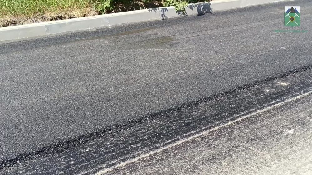 Евгений Морозов: В Брянке стартовали долгожданные работы по укладке асфальтобетона сплошным слоем вокруг микрорайона №4