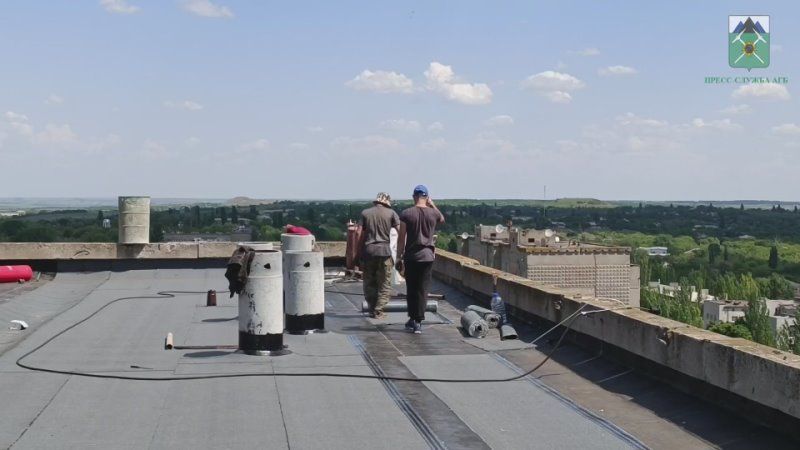 В рамках реализации «Специального инфраструктурного проекта» специалисты из Брянской области завершают ремонт кровли дома №6 в микрорайоне "Тополь"