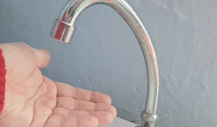 ВНИМАНИЕ. Из-за кратковременного обесточивания основной водопроводной насосной станции, которое привело к полному прекращению подачи воды по водоводу диаметром 1200мм, возможны сбои в водоснабжении на