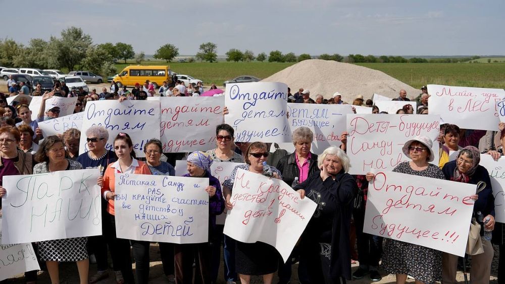 "Гагаузы никогда и ни перед кем не вставали на колени": Власти Молдовы пытаются остановить строительство единственного парка развлечений на юге страны - в автономии прошла акция протеста