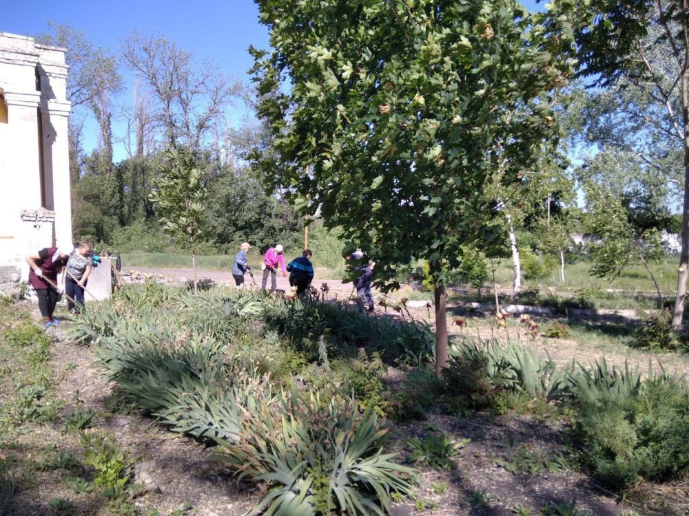 В городе Горское провели субботник по уборке территории городского парка