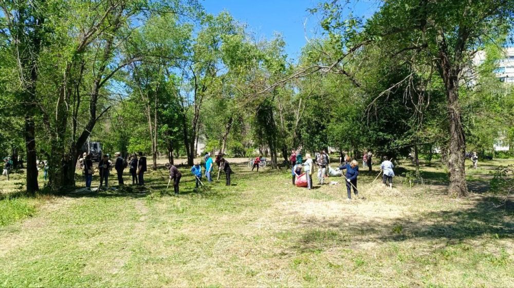 Сергей Колягин: Как и предполагалось, сегодня состоялось очередное общегородское мероприятие по благоустройству сквера у ДК имени Крупской