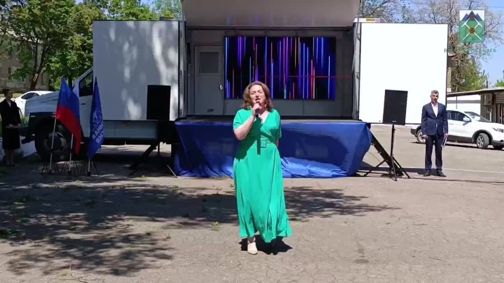 Евгений Морозов: Вместе с уполномоченным представителем Брянской области в Брянке Евгением Бобовским сегодня дали старт работе нового автоклуба, полученного Брянкой в рамках национального проекта «Культура»