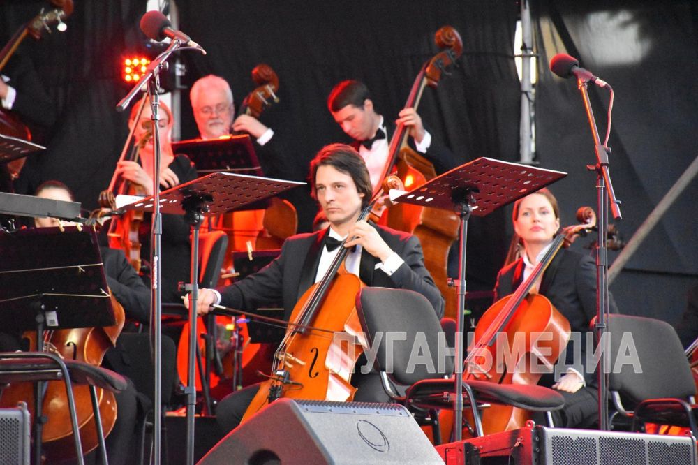 24 мая в Краснодоне на площади им. Молодой гвардии» состоялся концерт, посвященный 100-летию героев-молодогвардейцев и 75-летию со дня выхода на экран фильма Сергея Герасимова «Молодая гвардия»